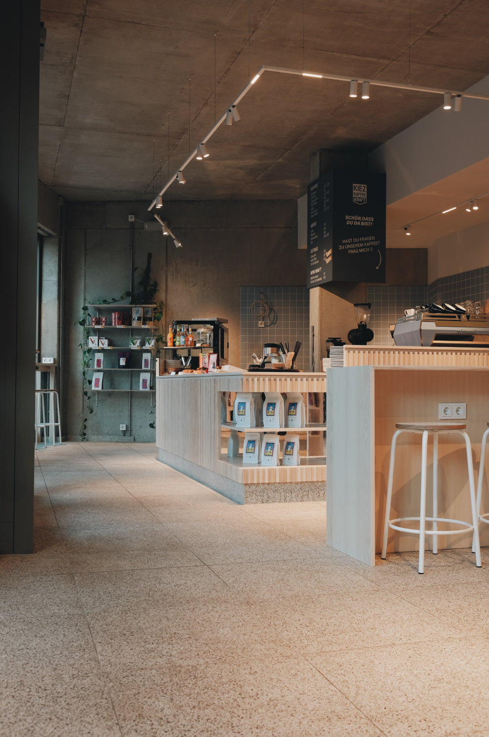 kiez kaffee kraft moabit stendaler strasse berlin innenansicht tresen
